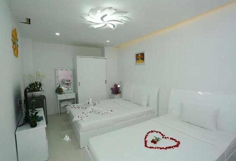 اتاق لوکس سه تخته, Valentine Luxury Hotel   31 Bui Vien Street