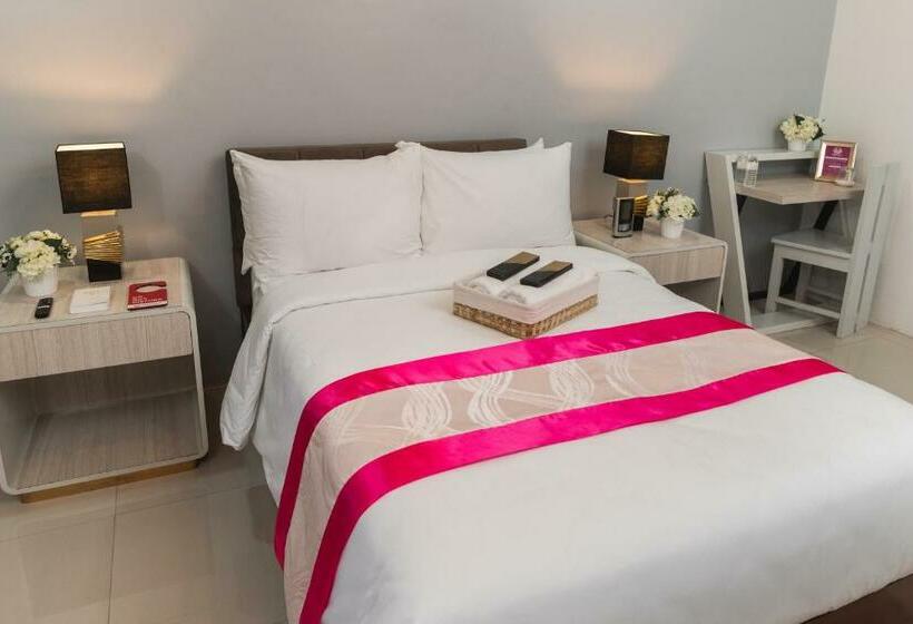 اتاق لوکس, Monica Midtown Suites