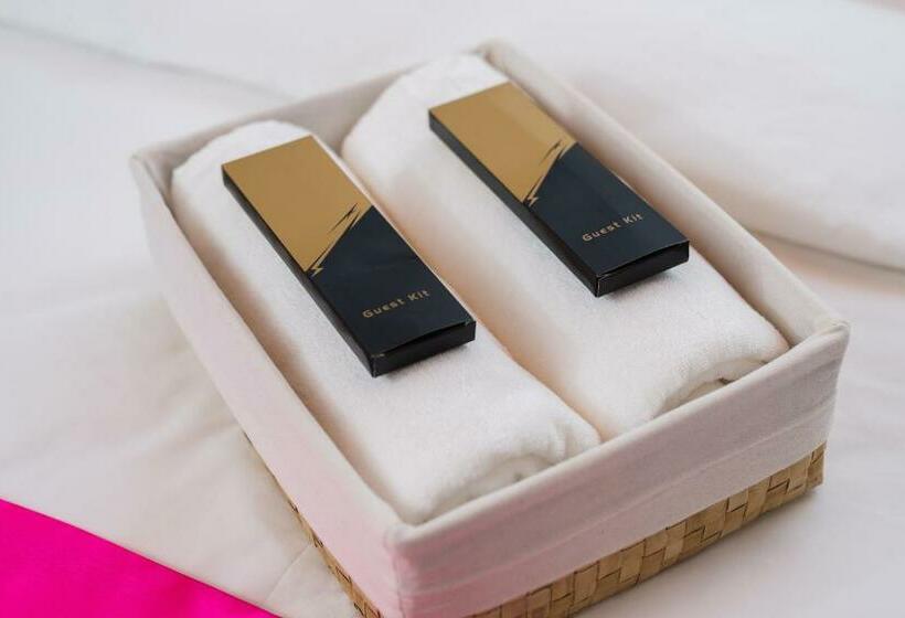 اتاق لوکس, Monica Midtown Suites