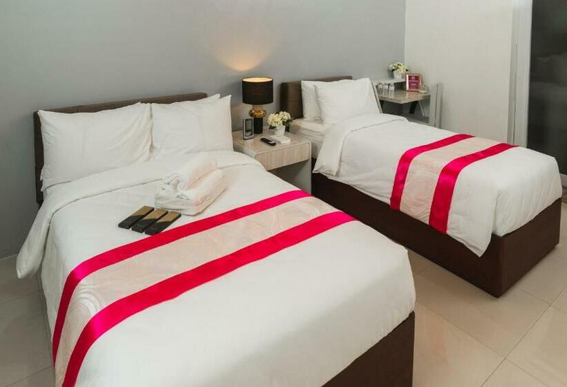 디럭스 룸, Monica Midtown Suites