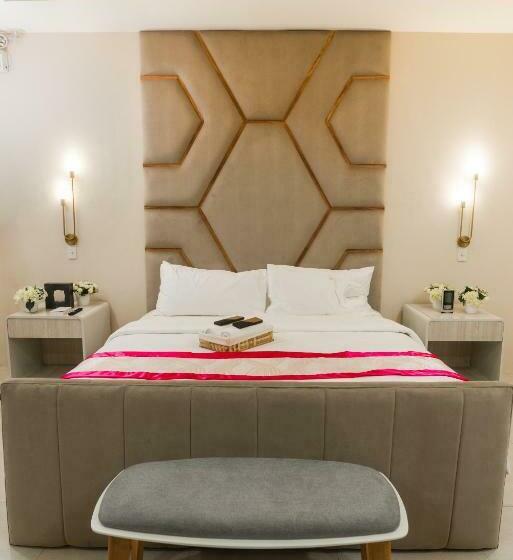 스위트 킹사이즈 침대, Monica Midtown Suites