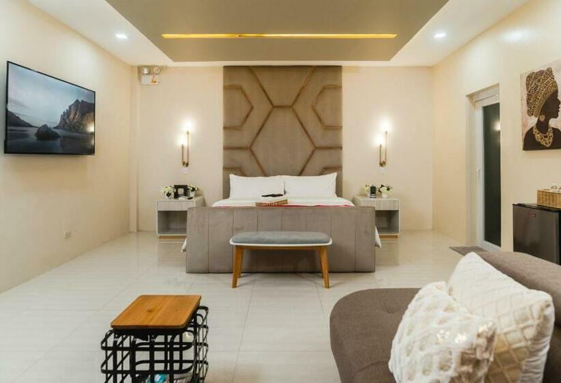 스위트 킹사이즈 침대, Monica Midtown Suites