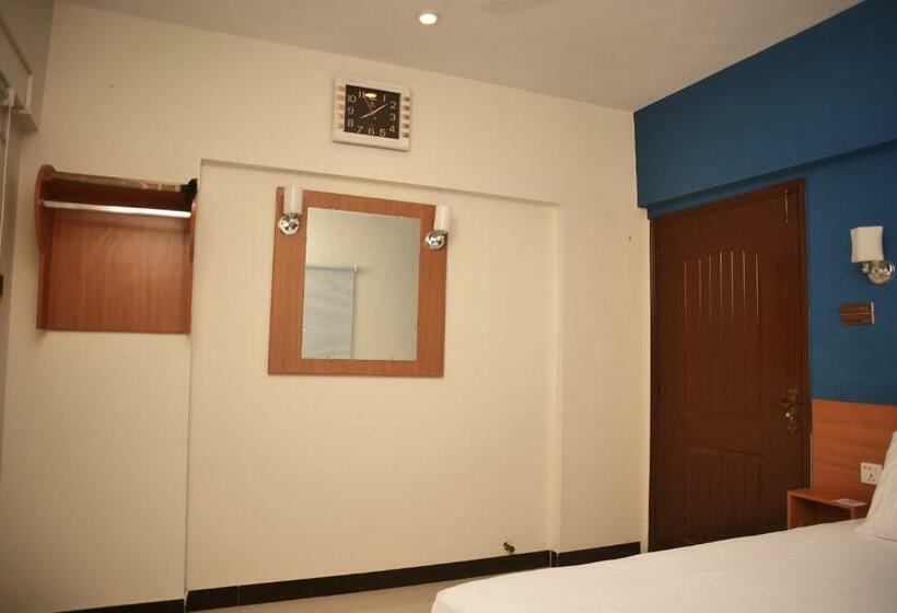 اتاق لوکس با بالکن, Diamond Apart S Dha Karachi