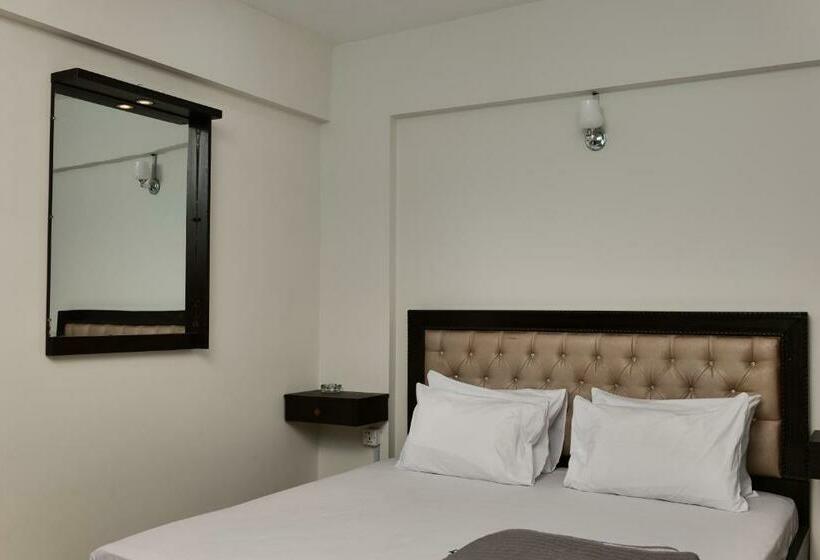 اتاق لوکس با بالکن, Diamond Apart S Dha Karachi