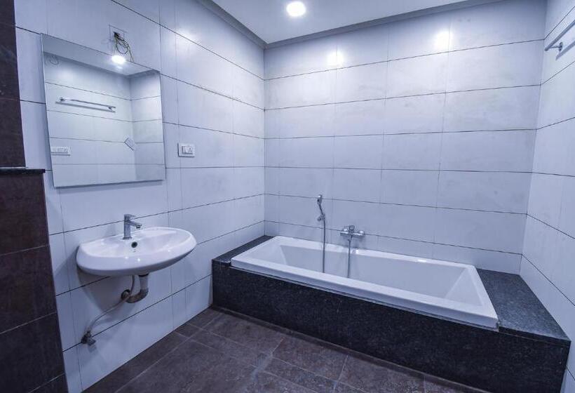 デラックスルーム, Ravikiran