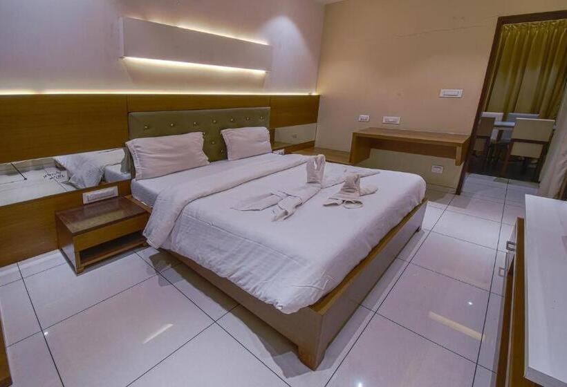 デラックスルーム, Ravikiran