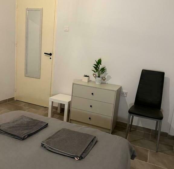 Camera Standard, Joanna Court Rooms