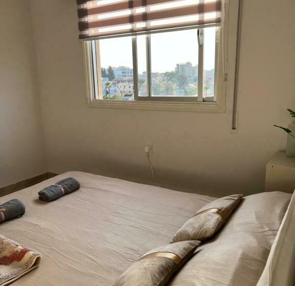 Camera Standard, Joanna Court Rooms