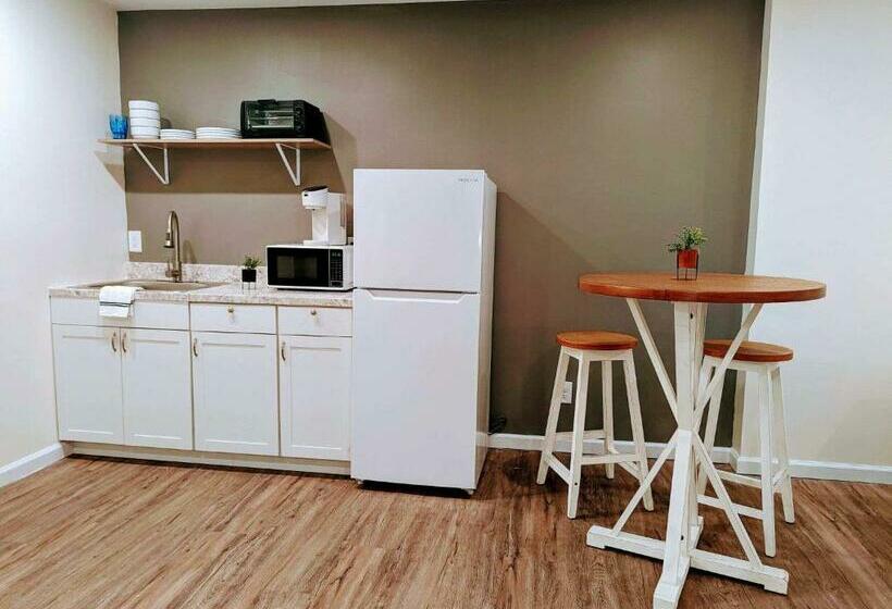 غرفة ديلوكس, The Honey Bee Motel