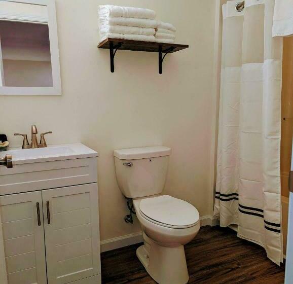 غرفة ديلوكس, The Honey Bee Motel