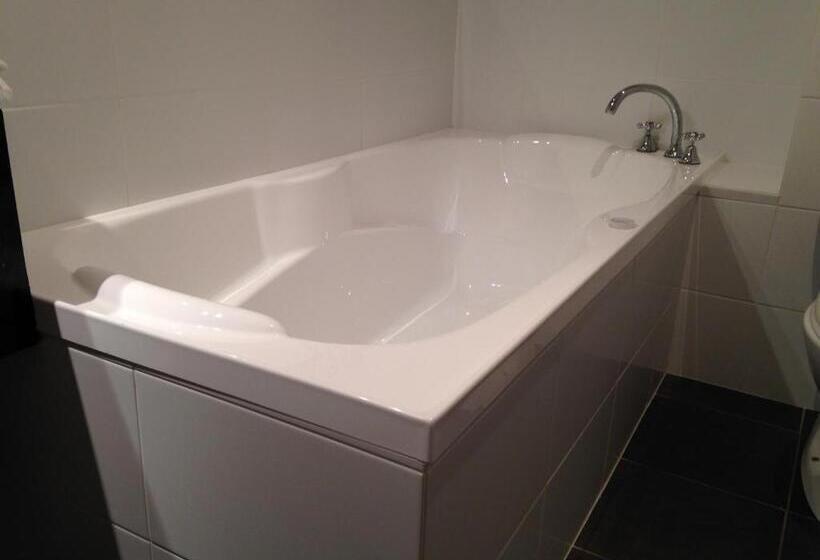 高级套房, Auldington