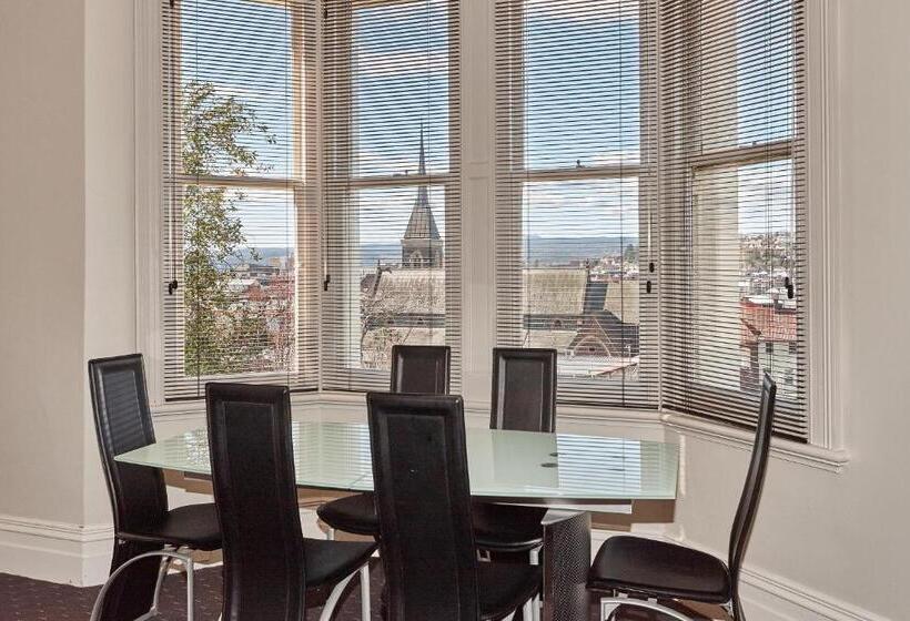 高级套房, Auldington