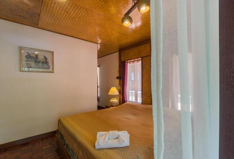 家庭间, Coral Hotel Bangsaphan