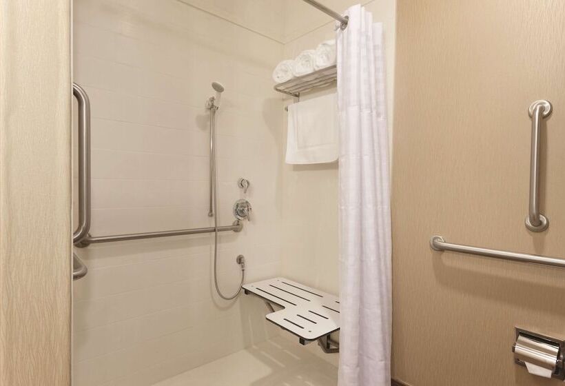 Номер Стандарт Адаптированный для Инвалидов, Hilton Garden Inn Falls Church