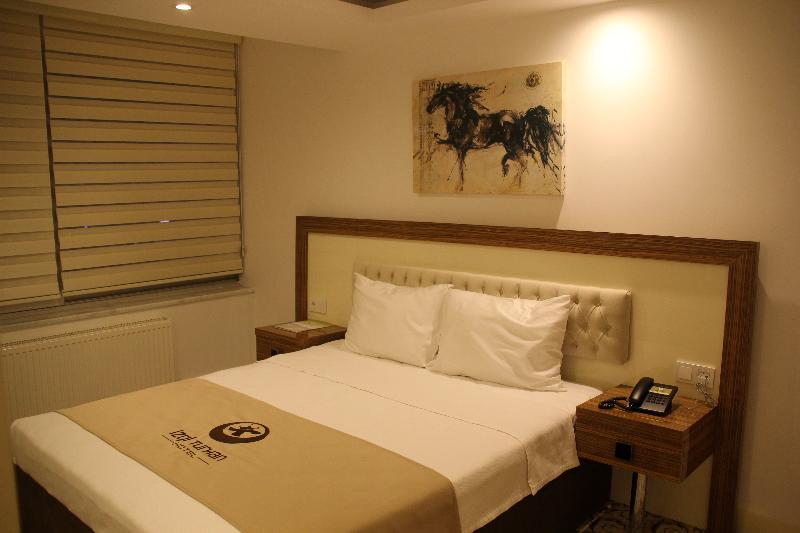 家庭间, Izgi Turhan