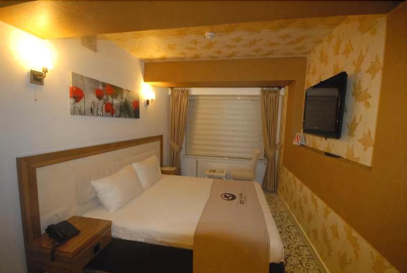 标准单人间, Izgi Turhan