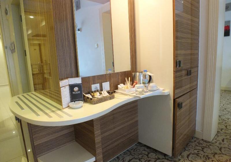 标准间, Izgi Turhan