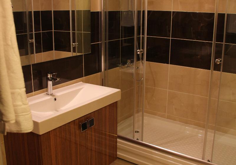 标准间, Izgi Turhan