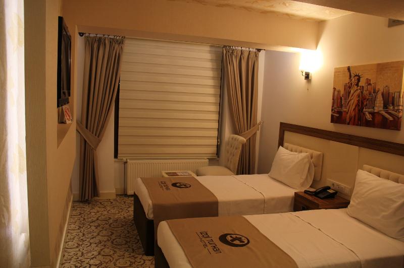 标准间, Izgi Turhan