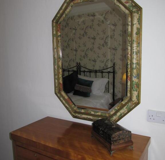 חדר סטנדרט, The Shirley