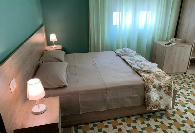 Standard Triple Room with Terrace, Erythrà Bed And Breakfast