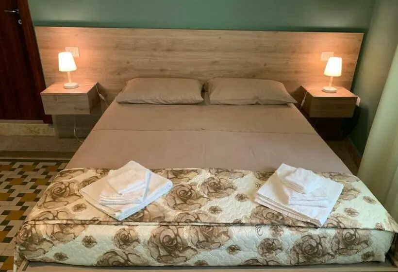 Standard Triple Room with Terrace, Erythrà Bed And Breakfast