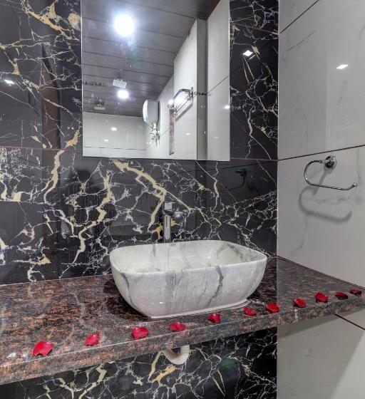 经济房, Ivory Suites