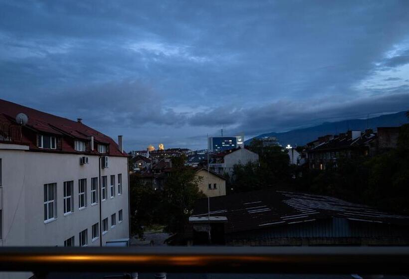 דירת שני חדרים, Leda