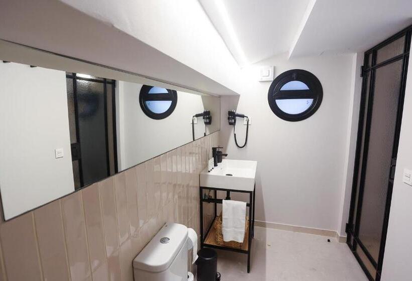 غرفة قياسية, Mythic Valencia