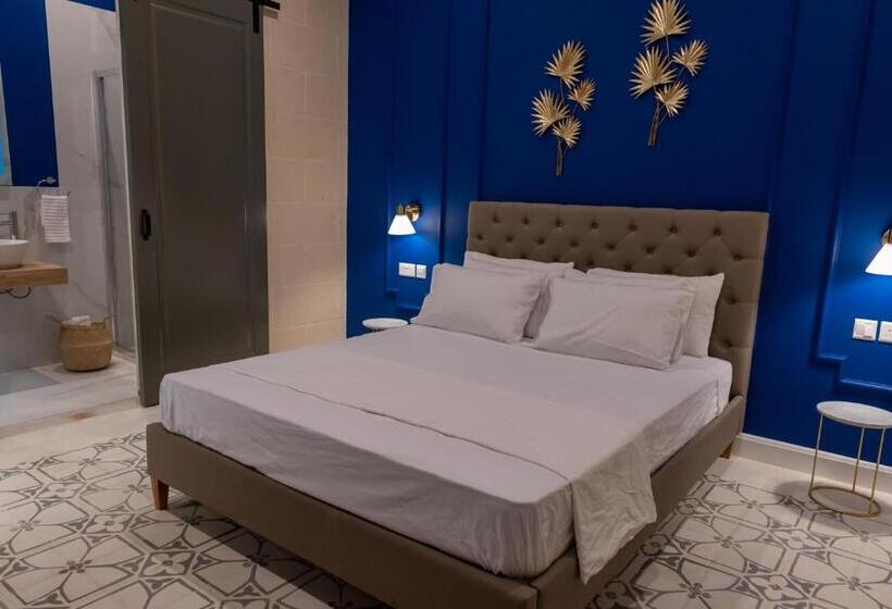 اتاق استاندارد, The Carob Tree