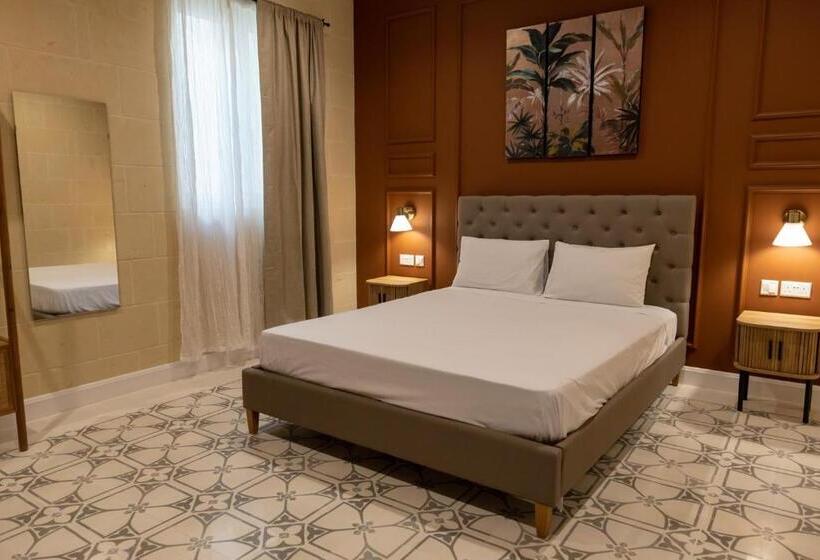 اتاق استاندارد, The Carob Tree