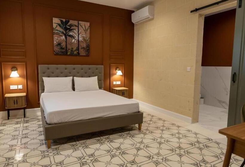 اتاق استاندارد, The Carob Tree