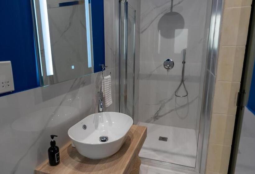 اتاق استاندارد, The Carob Tree