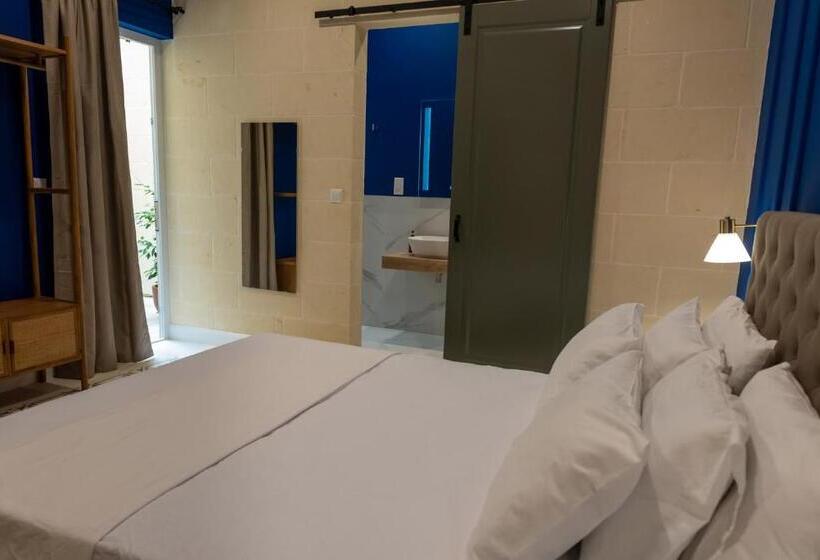 اتاق استاندارد, The Carob Tree