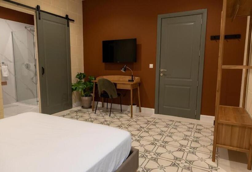 اتاق استاندارد, The Carob Tree