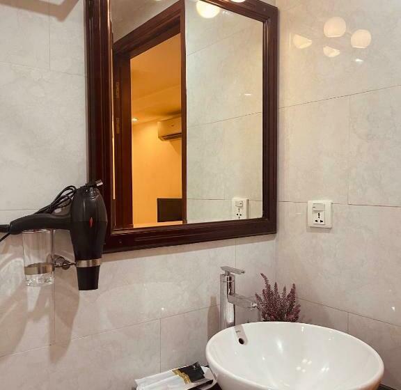 اتاق استاندارد با وان آب گرم, Saigon Europe