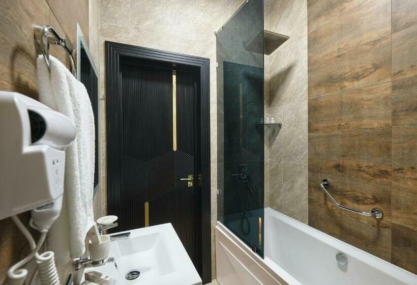 غرفة قياسية, East Star