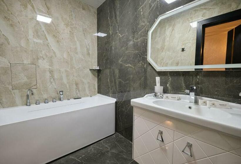 غرفة بريميوم رباعية, East Star