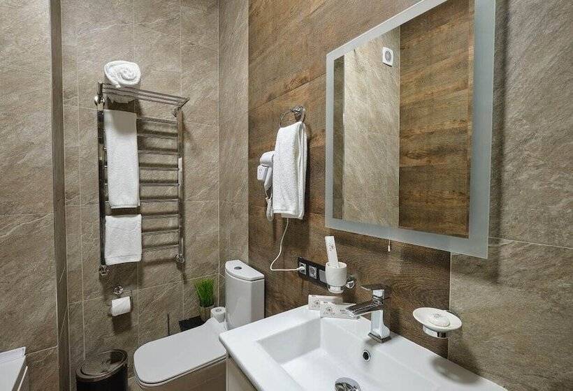 غرفة قياسية, East Star