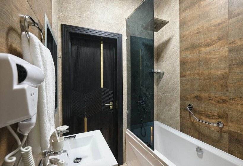 غرفة قياسية, East Star