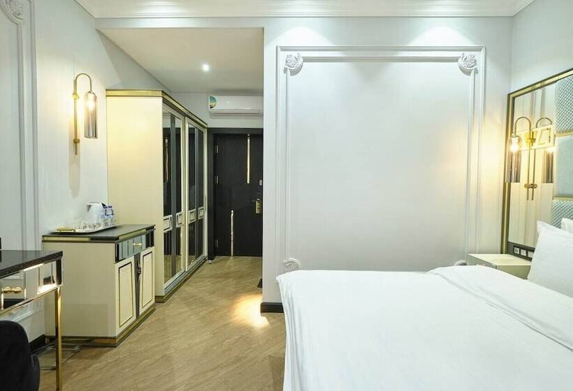 غرفة قياسية, East Star