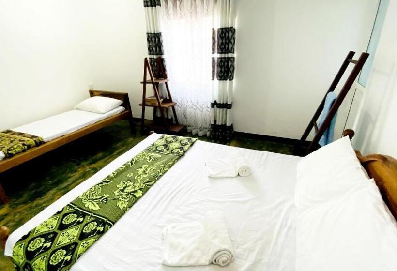 חדר סטנדרט לשלושה, Madiha Surf House Lanka