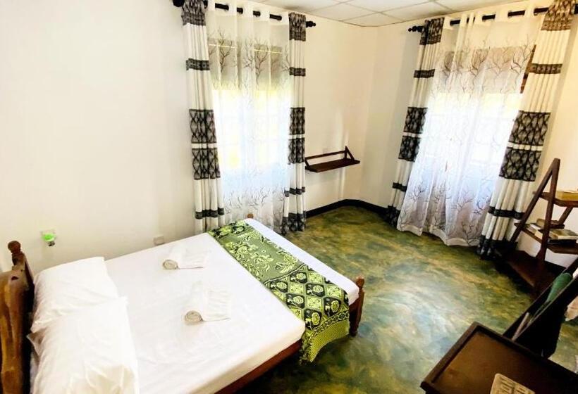 חדר סטנדרט עם מרפסת, Madiha Surf House Lanka