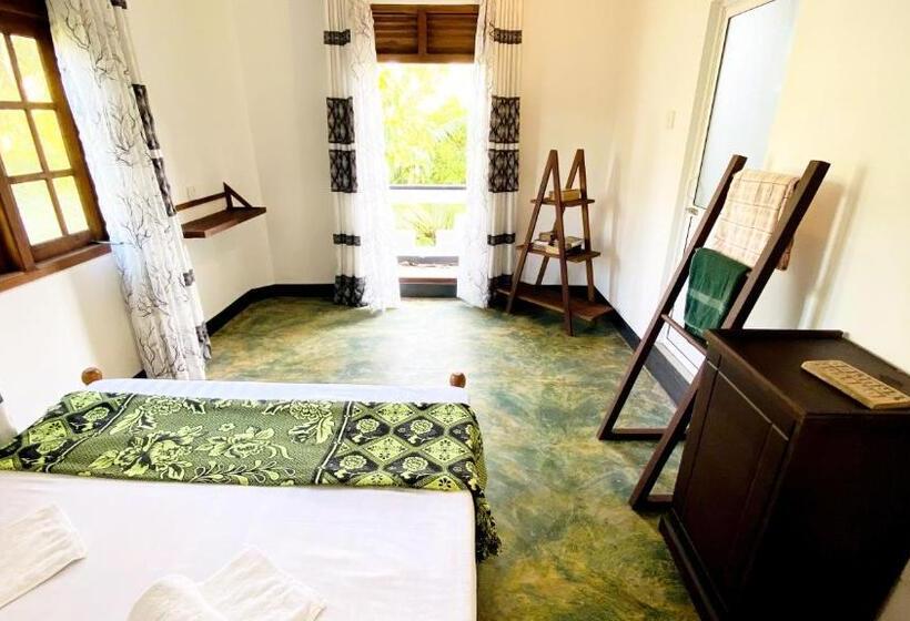 חדר סטנדרט עם מרפסת, Madiha Surf House Lanka