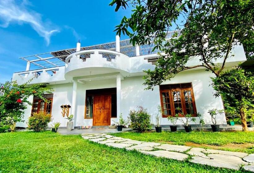 חדר סטנדרט עם מרפסת, Madiha Surf House Lanka