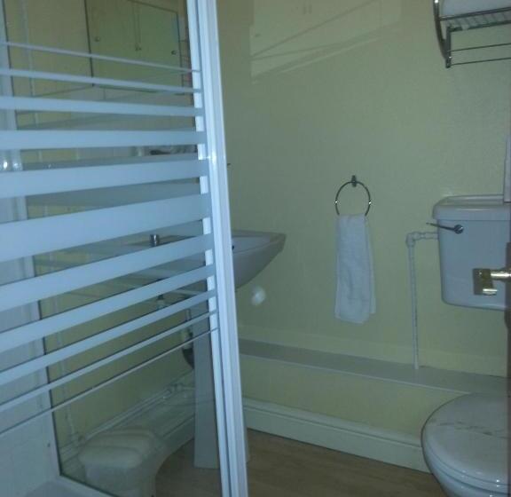 חדר משפחתי, Manchester House