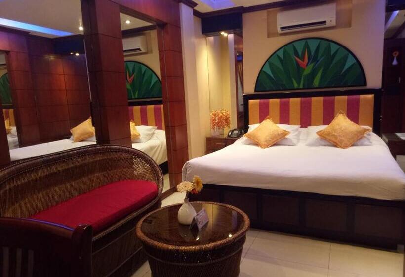 اتاق لوکس, Fields Walking Street