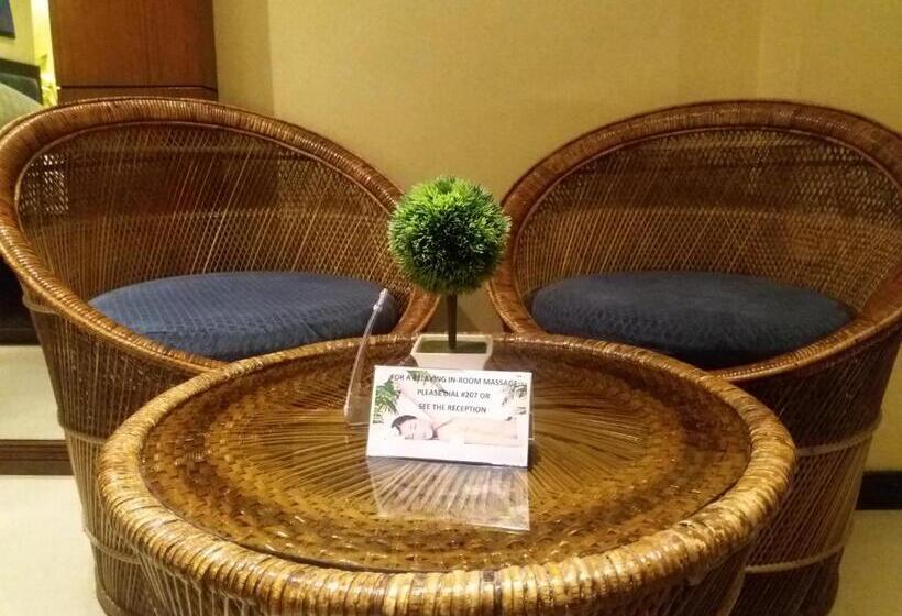 اتاق اجرایی, Fields Walking Street