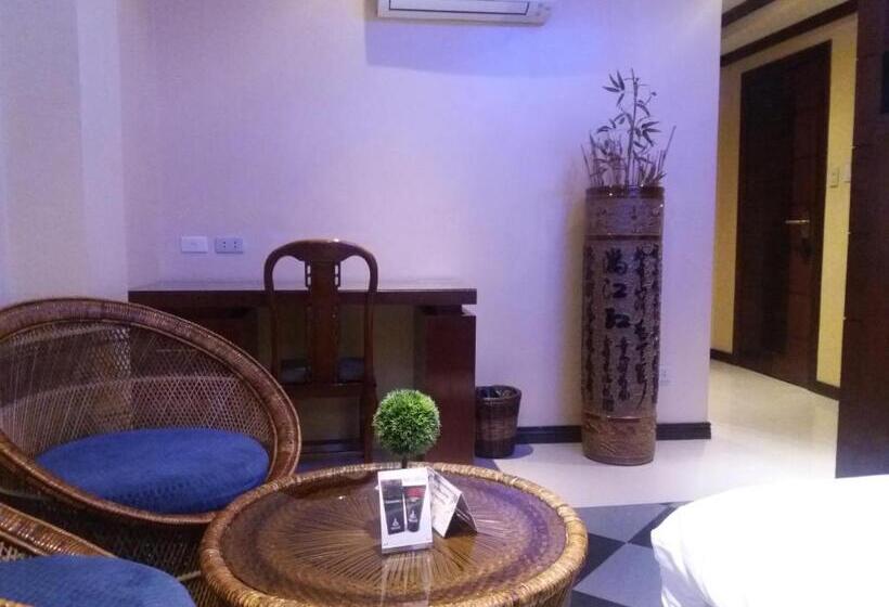 اتاق اجرایی, Fields Walking Street