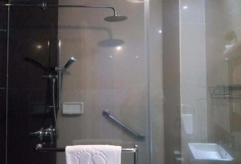 اتاق اجرایی, Fields Walking Street